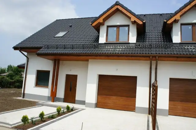 Grafitowy dach i okna złoty dąb - jaki kolor elewacji wybrać?