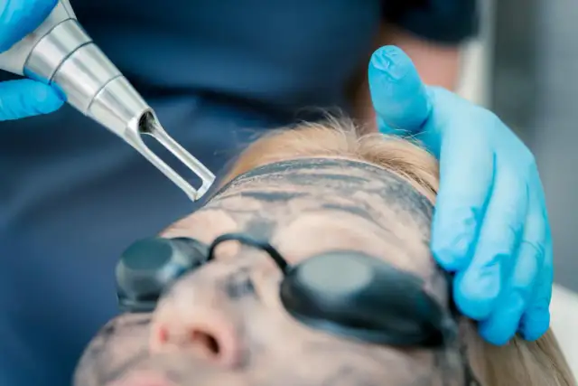 Peeling węglowy co daje: niezwykłe korzyści dla Twojej skóry