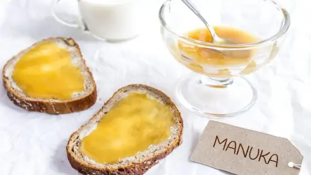Jak prawidłowo stosować miód manuka? Korzyści, dawkowanie i przeciwwskazania