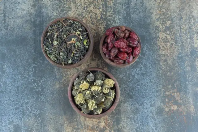 Naturalne herbaty, które skutecznie ukoją bolesne wrzody żołądka