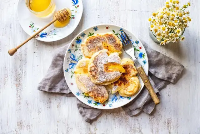 Łatwe i tanie przepisy na ciasta, które zaskoczą każdego smakosza