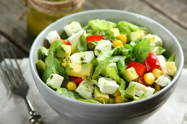 Jak się robi sałatkę warzywną – prosty przepis na pyszne danie!