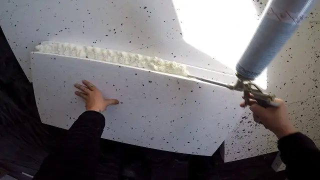 Czy dawać folię pod styropian na stropie? Poznaj zalety i wady