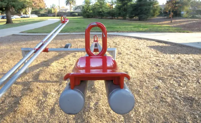 Dlaczego warto inwestować w place zabaw z certyfikatem bezpieczeństwa? Fakty, o których rodzice często zapominają