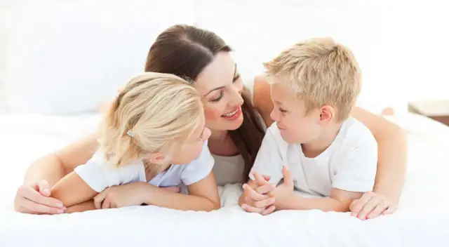 Kiedy dziecko głuży? Odkryj kluczowe etapy rozwoju mowy