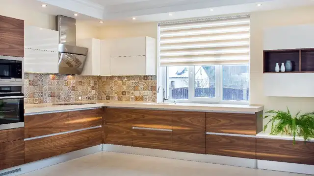 Jakie rolety do kuchni wybrać, aby uniknąć niepraktycznych rozwiązań?