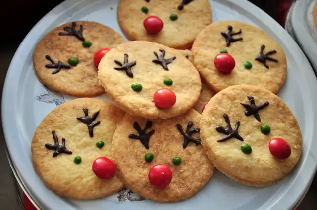 Proste i efektowne sposoby na ozdobienie świątecznych ciastek krok po kroku