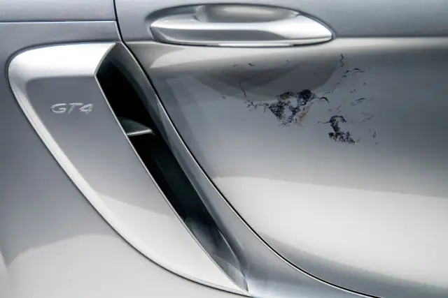 Jak usunąć lakier bezbarwny z samochodu – skuteczne metody i porady