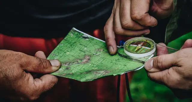 Co to kompas? Zrozumienie jego działania i zastosowania w nawigacji