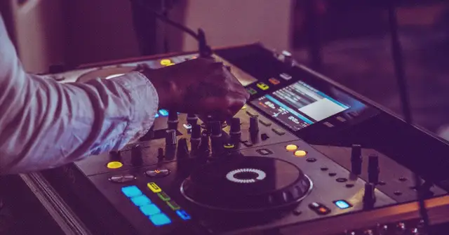 DJ czy zespół na wesele - co wybrać, aby uniknąć rozczarowania?