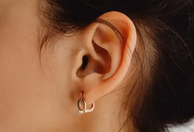 Ile kosztuje zrobienie kolczyka w uchu? Ceny, które zaskoczą!