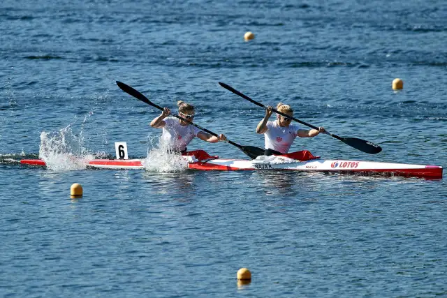 Kajakarstwo sportowe: Odkryj emocje i korzyści zdrowotne tej dyscypliny
