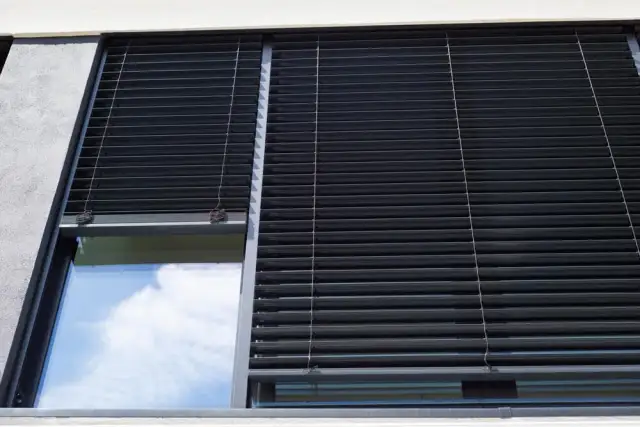 Jak opuścić rolety zewnętrzne ręcznie - proste kroki i porady
