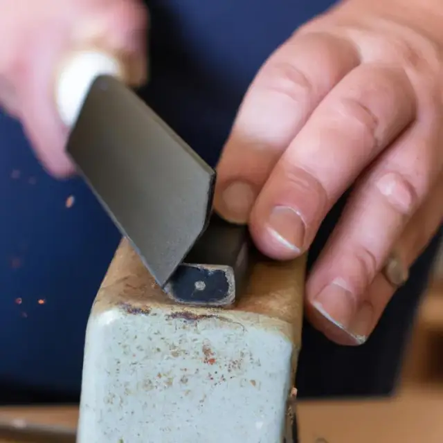 Co to strop? Poznaj tajniki ostrzenia noży i narzędzi