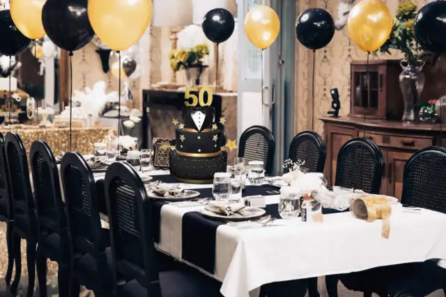 Urzekająca dekoracja stołu na urodziny 50: pomysły i inspiracje