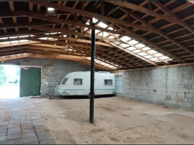 Ile kosztuje zimowanie przyczepy kempingowej? Porównaj ceny i opcje