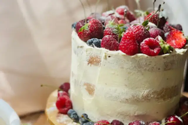 Czym można ozdobić tort? 10 kreatywnych pomysłów na dekoracje