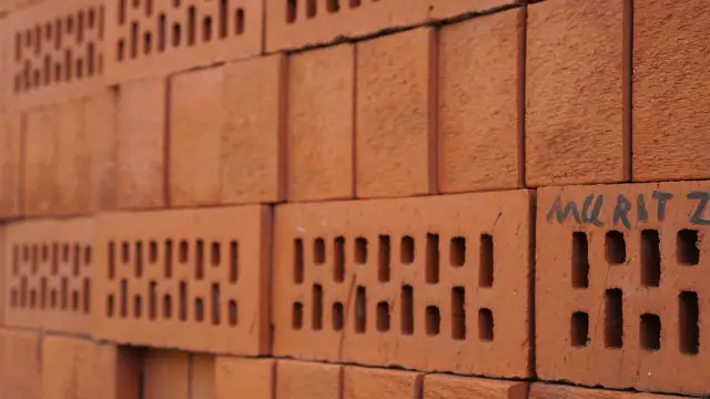 Cegła czy pustak – który materiał budowlany jest lepszy dla Ciebie?