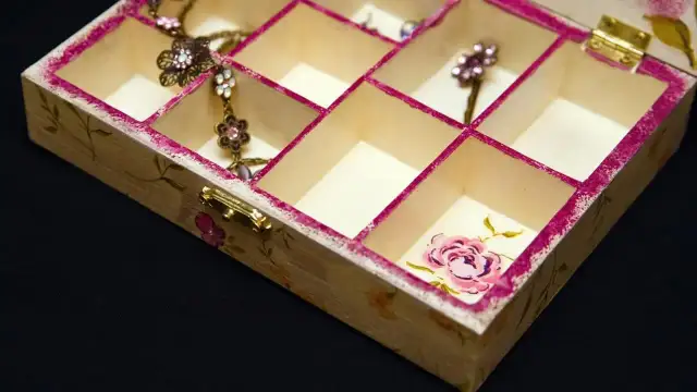 Jak zrobić decoupage na meblach - proste kroki do pięknych efektów