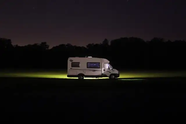 Gdzie można spać w przyczepie kempingowej? Odkryj najlepsze miejsca