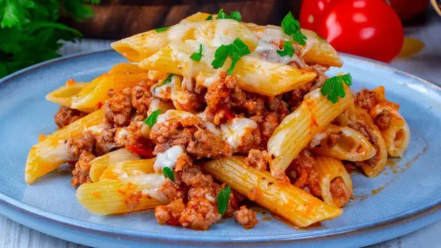 Szybki przepis na makaron penne z mięsem mielonym, który zaskoczy smakiem