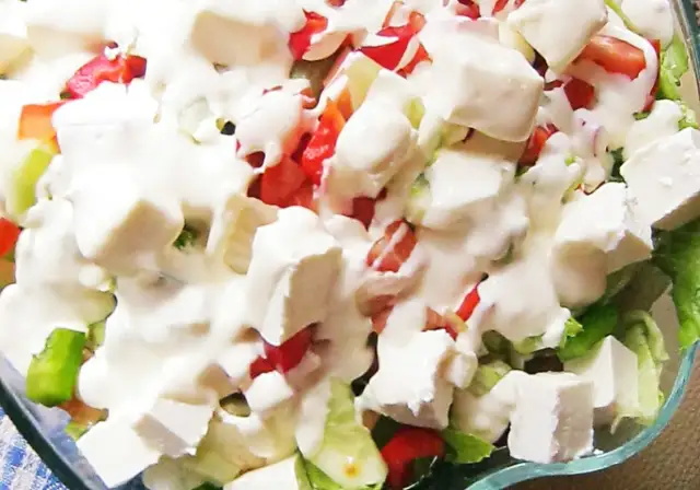 Najlepsze sosy do sałatki z fetą, które zaskoczą Twoje kubki smakowe