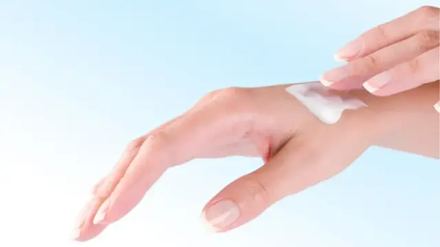 Czy można używać kosmetyki po terminie ważności? Oto, co musisz wiedzieć