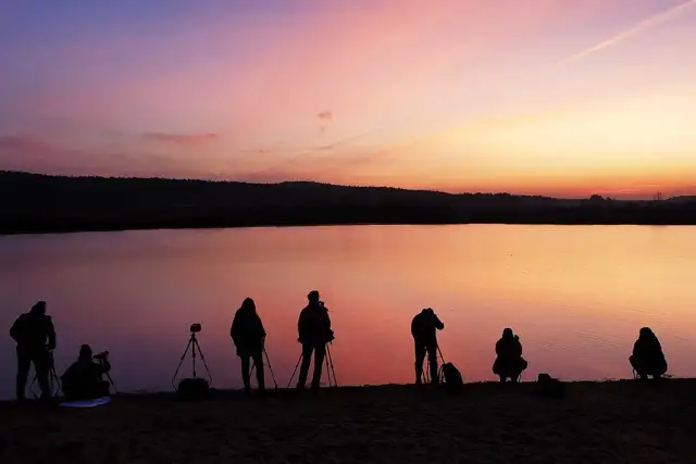 Bezlusterkowiec kontra lustrzanka: który aparat naprawdę wybrać?