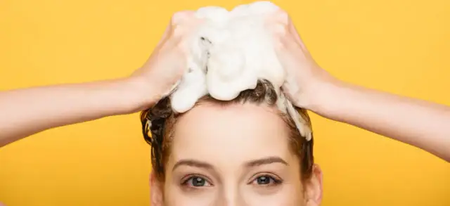 Jak stosować wcierkę do włosów, aby uniknąć wypadania i poprawić wzrost