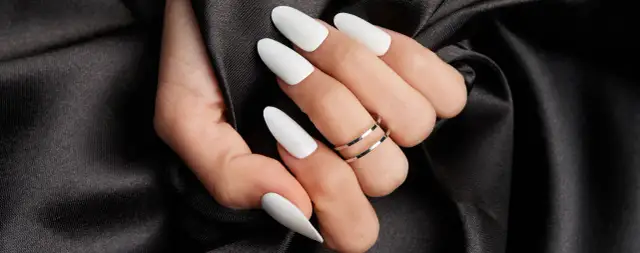 Idealne paznokcie do czarnej sukienki - 7 stylowych propozycji