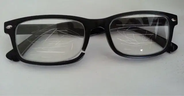 Jak skutecznie wyczyścić porysowane szkła okularów bez uszkodzeń