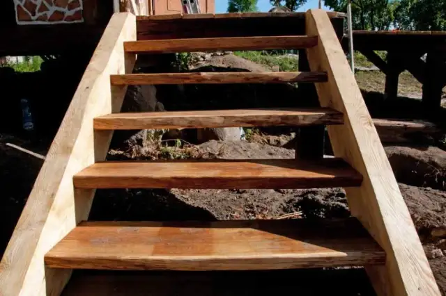 Jak zrobić schody drewniane krok po kroku: poradnik dla majsterkowicza