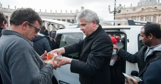 Kardynał Konrad Krajewski: Jego niezwykła droga i wpływ w Kościele