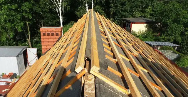 Czy pod dachówkę trzeba deskować? Poznaj kluczowe informacje i porady.