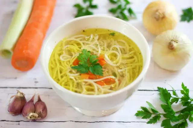 Jakie przyprawy dodaje się do rosołu, aby uzyskać wyjątkowy smak?