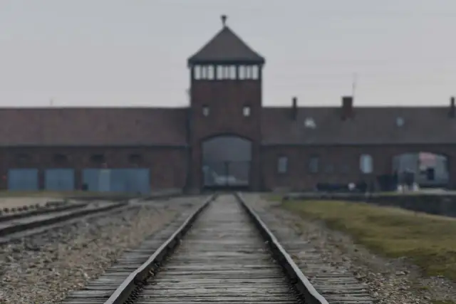 Dlaczego Auschwitz jest na liście UNESCO? Poznaj szokujące powody