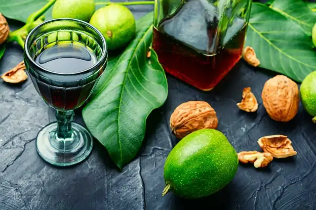 Nalewka z orzecha włoskiego na co? Odkryj jej zdrowotne właściwości
