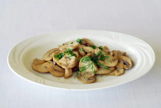 Domowe pieczarki na patelni: najlepszy przepis na pyszny obiad w 15 minut