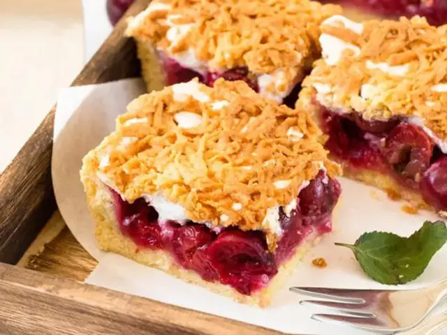 Pyszne ciasto z wiśniami i bezą – przepis, który zachwyca smakiem