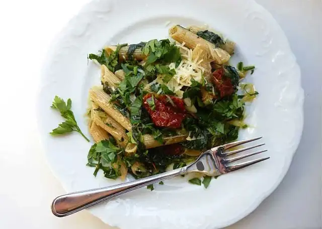 Penne ze szpinakiem i suszonymi pomidorami - łatwy przepis na obiad