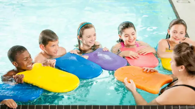 Nauka pływania dla dzieci w Krakowie: Kompleksowy przewodnik dla rodziców