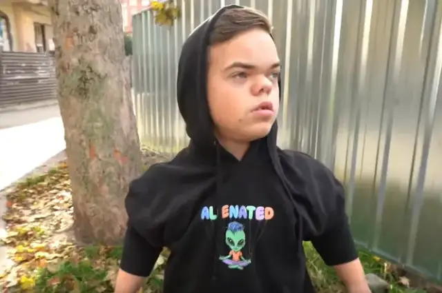 Mini Jack karzeł ile ma lat? Niezwykła historia i wiek influencera