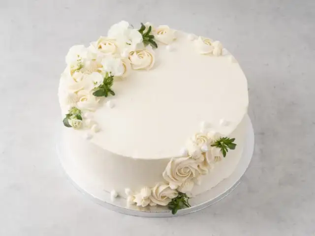 Jak udekorować biały tort z kwiatami - bezpieczne techniki dekoracji