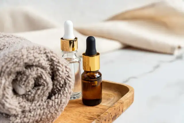 Jakie kosmetyki do cery tłustej pomogą w walce z trądzikiem i sebum