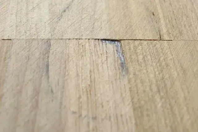 Jak naprawić uszkodzony parkiet – skuteczne metody na rysy i ubytki