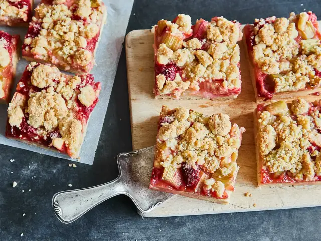 Sprawdzony przepis na kruche ciasto z rabarbarem, które zachwyca smakiem