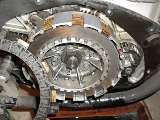 Co to jest mokre sprzęgło i dlaczego warto je poznać? Zasada działania i zastosowanie