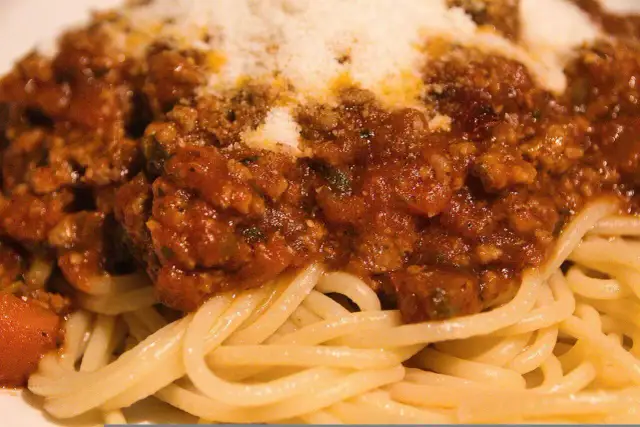 Najlepsze przyprawy do spaghetti bolognese – jak poprawić smak sosu?