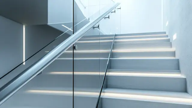 Nowoczesne rozwiązania i trendy w balustradach szklanych na schody