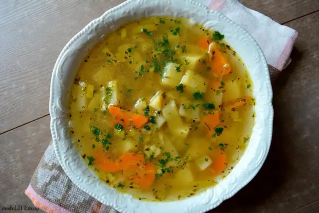 Jak doprawić zupę jarzynową, aby uniknąć mdłego smaku?